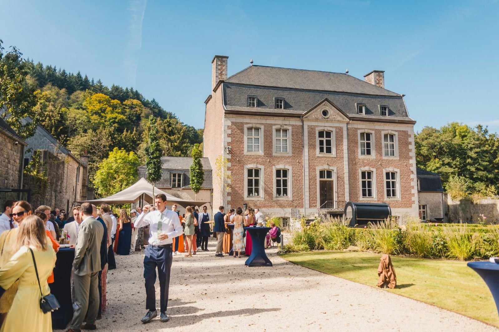 Cour intérieure du château lors d'un événement — Château de Chanxhe