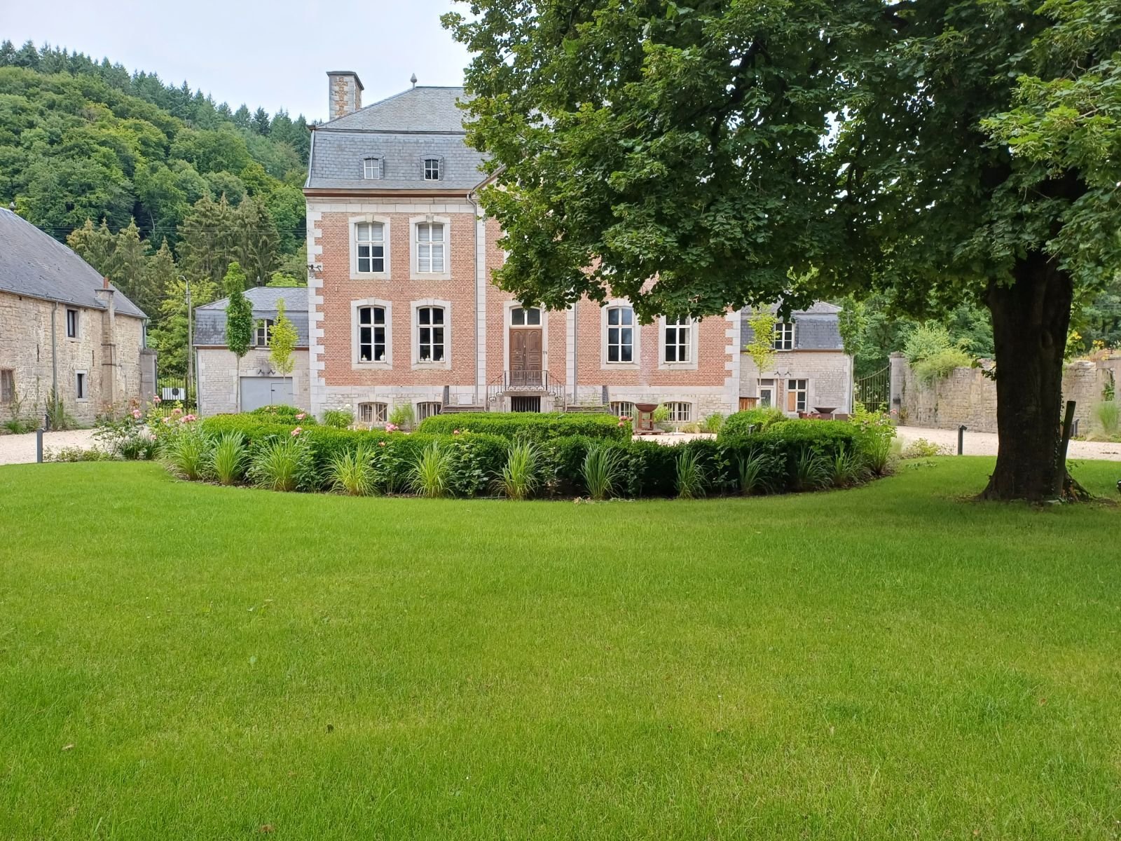 Extérieurs et cour du Château de Chanxhe