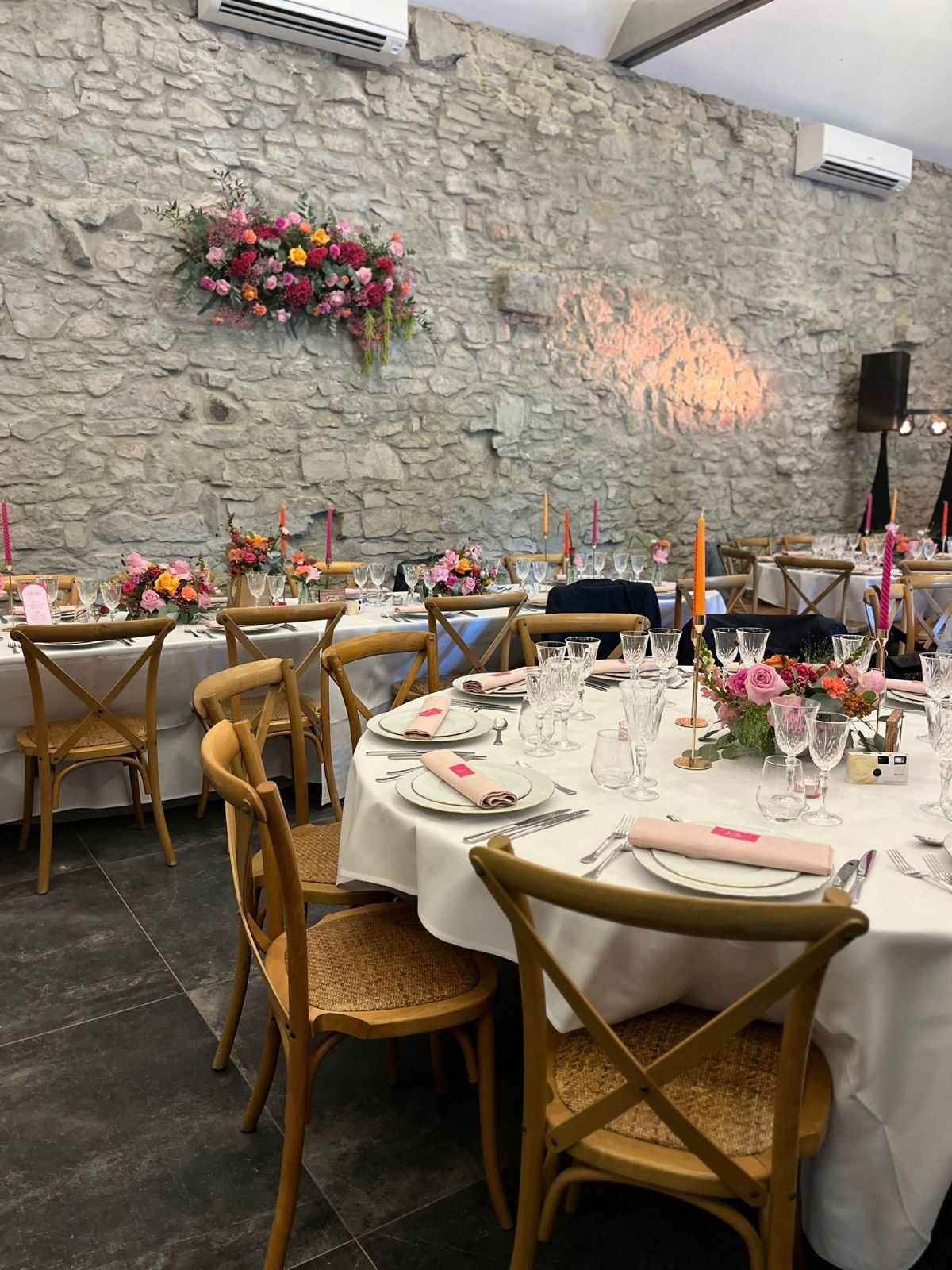 Salle de réception décorée pour un événement — Château de Chanxhe